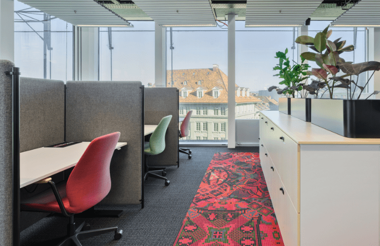 Arbeitsbereich im zentroom Coworking Open Space mit modernen Schreibtischen