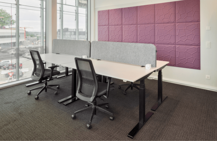 Heller Bereich des zentroom Coworking Open Space mit ergonomischen Arbeitsplätzen