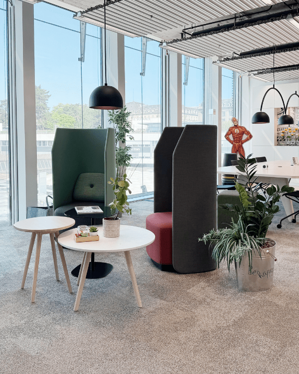 Empfangsbereich des zentroom Coworking Spaces mit modernem und einladendem Design