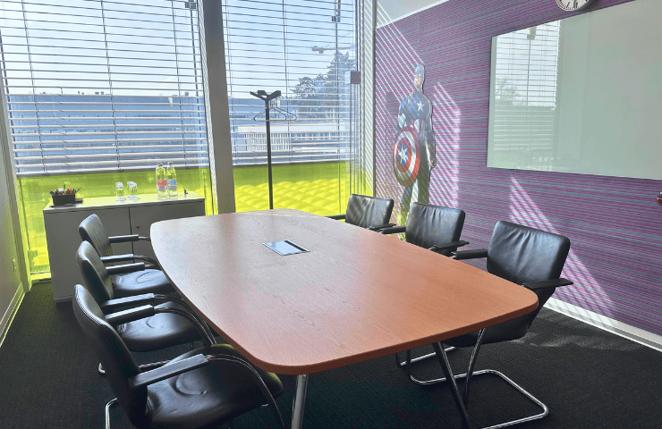 Meetingraum Captain America für 6 Personen im zentroom Coworking Bern – mit Präsentationstechnik, Whiteboard und Tageslicht