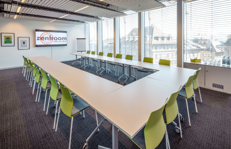 Moderner Meetingraum im zentroom Coworking Bern – mit Präsentationstechnik, Whiteboard und Tageslicht