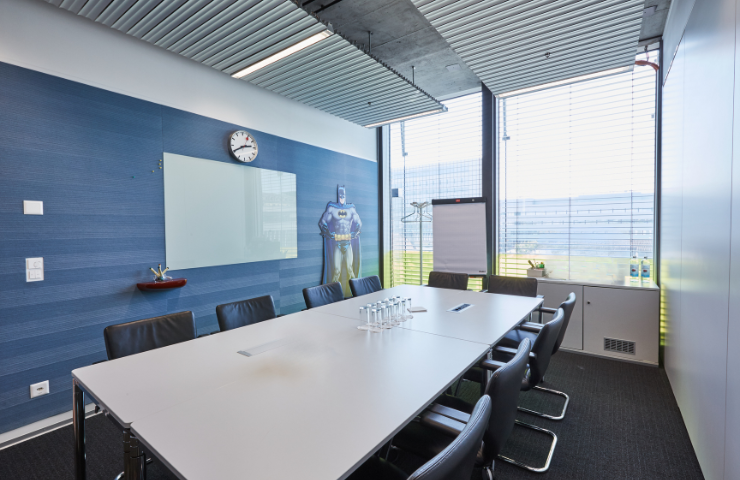Meetingraum Batman für 10 Personen im zentroom Coworking Bern – mit Präsentationstechnik, Whiteboard und Tageslicht