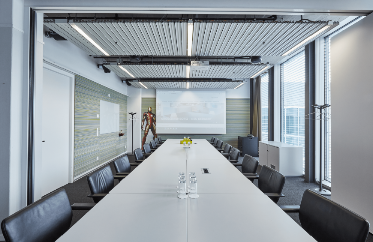 Meetingraum Ironman für 20 Personen im zentroom Coworking Bern – mit Präsentationstechnik, Whiteboard und Tageslicht