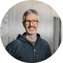 Michael Bridge - Mitbetreiber vom Coworking Space zentroom im Bahnhof Bern - über zentroom