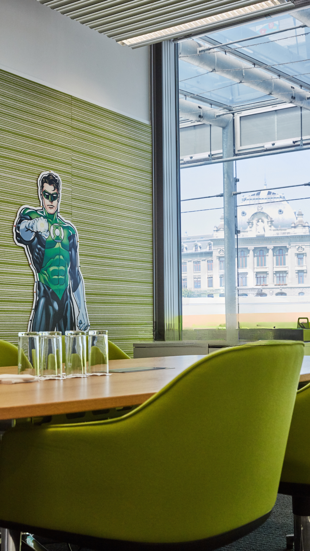 Meetingraum Green Lantern für 6 Personen im zentroom Coworking Bern – mit Präsentationstechnik, Whiteboard und Tageslicht