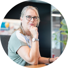 Porträtfoto von Suzanne, Coworkerin im zentroom Coworking Space im Bahnhof Bern