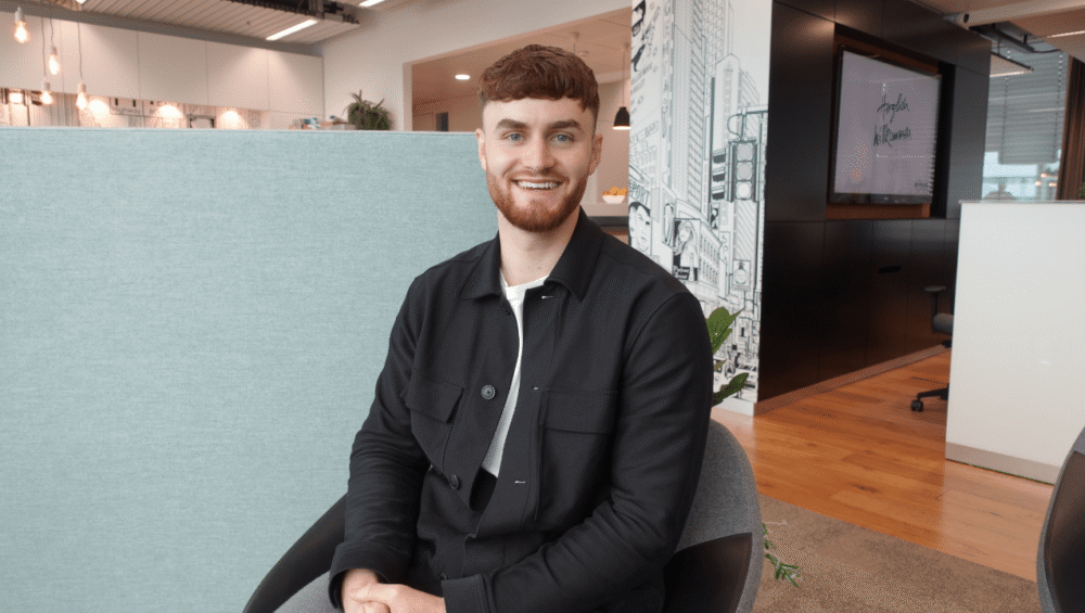 Porträt des Coworkers und Community Mitglied Yves Isenegger im zentroom Coworking Space im Bahnhof Bern