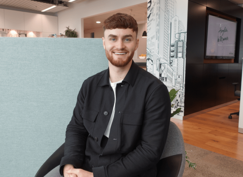 Porträt des Coworkers und Community Mitglied Yves Isenegger im zentroom Coworking Space im Bahnhof Bern