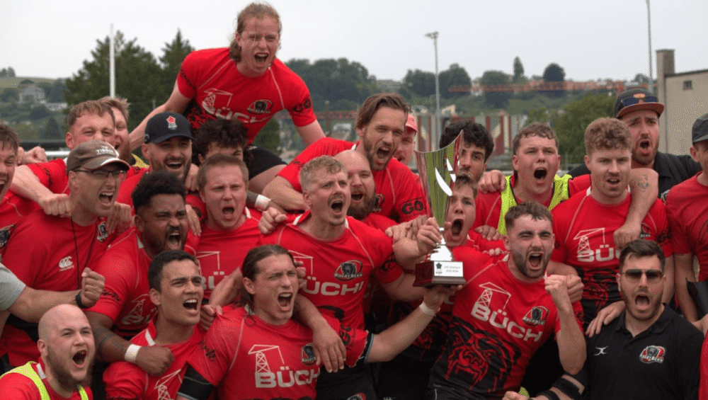 Thomas Schouenborg und Mitspieler des Rugby Club Bern bei der Siegerpose nach dem gewonnenen Spiel