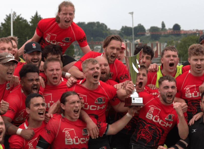 Thomas Schouenborg und Mitspieler des Rugby Club Bern bei der Siegerpose nach dem gewonnenen Spiel