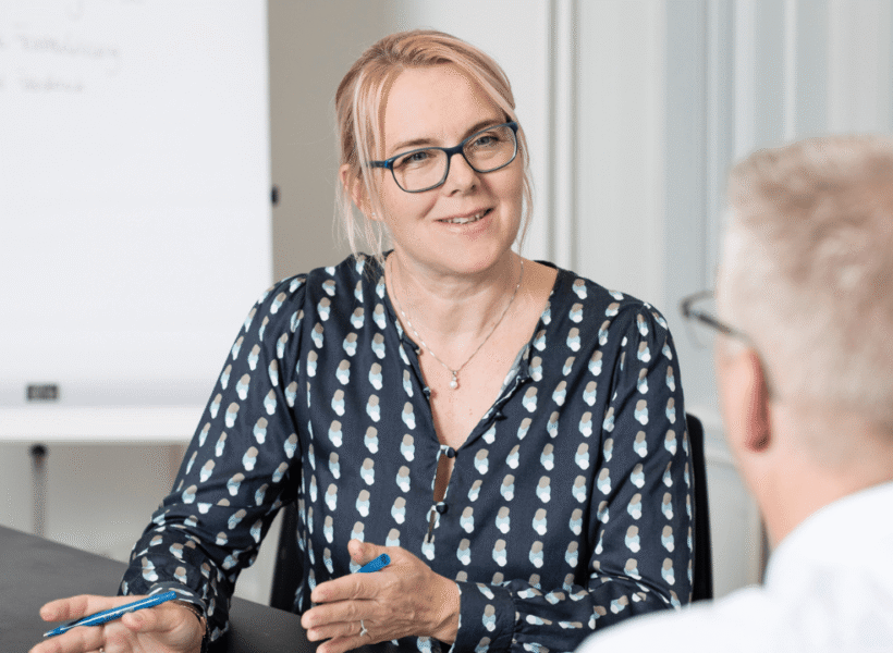 Porträt der Coworkerin und Community Mitglied Suzanne Ruf im zentroom Coworking Space im Bahnhof Bern