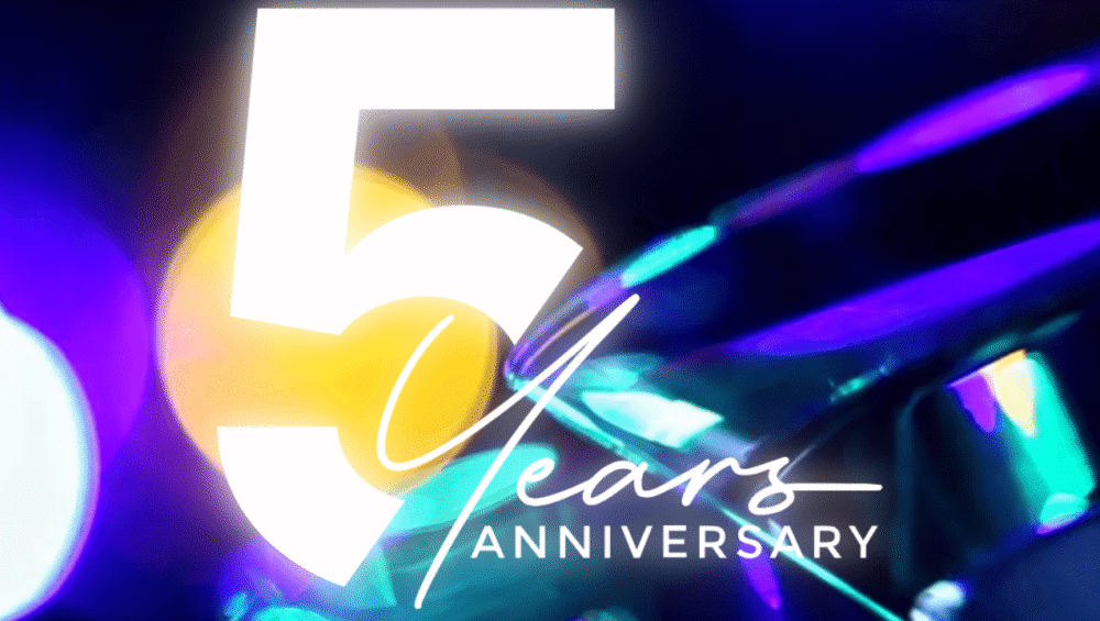 Schriftzug „5 Years Anniversary“ auf schlichtem Hintergrund zum Jubiläum von zentroom.