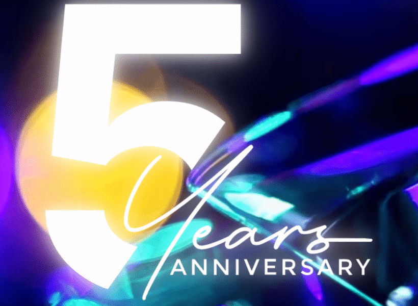 Schriftzug „5 Years Anniversary“ auf schlichtem Hintergrund zum Jubiläum von zentroom.