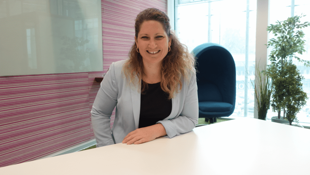 Porträt der Coworkerin und Community Mitglied Claudia Walker im zentroom Coworking Space im Bahnhof Bern