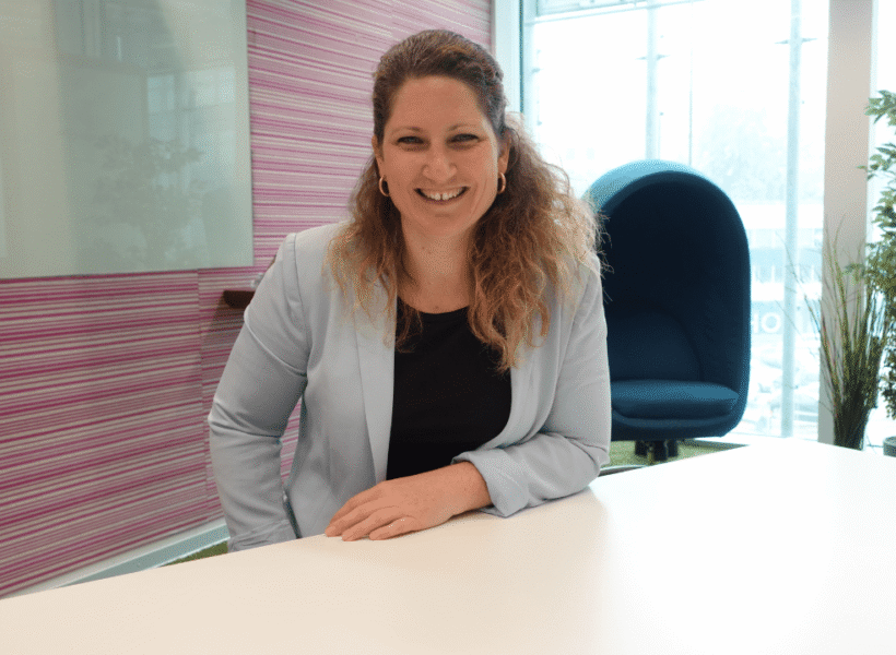 Porträt der Coworkerin und Community Mitglied Claudia Walker im zentroom Coworking Space im Bahnhof Bern