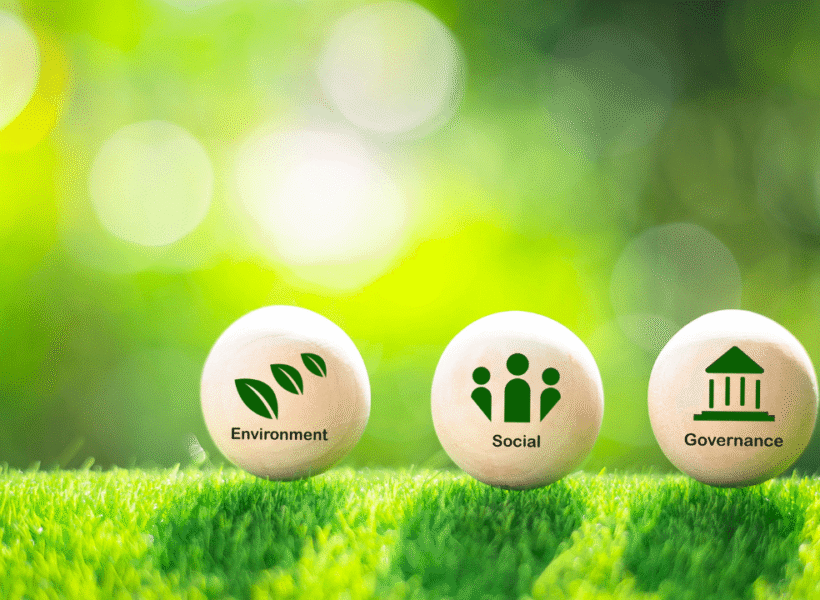 Drei Bälle mit den Begriffen Environment, Social und Governance auf grünem Rasen als Symbolbild für zentrooms Nachhaltigkeitsstrategie.