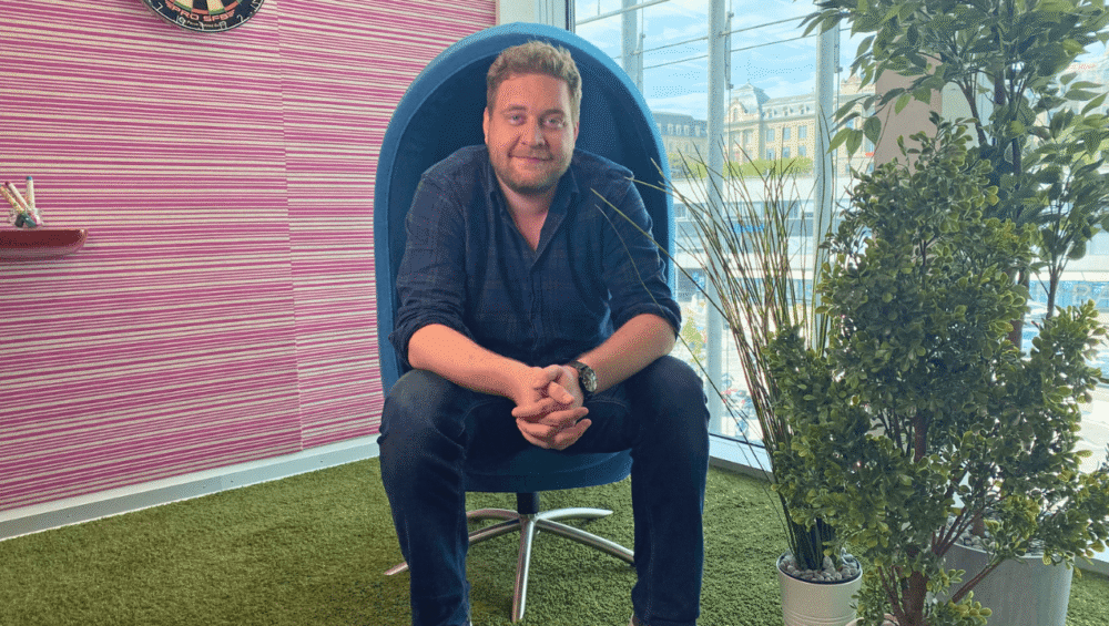 Porträt des Coworkers und Community Mitglied Felix Isensee im zentroom Coworking Space im Bahnhof Bern