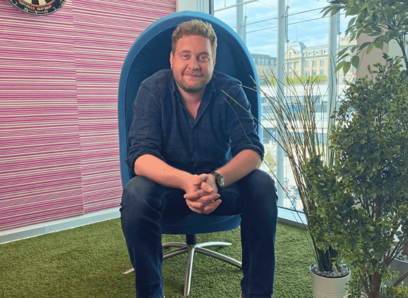 Porträt des Coworkers und Community Mitglied Felix Isensee im zentroom Coworking Space im Bahnhof Bern