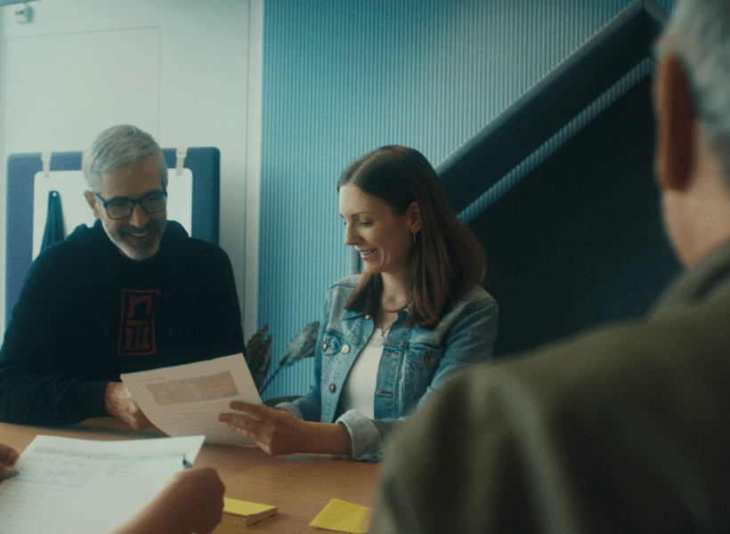 Das Team zentroom – fünf engagierte Mitarbeitende in einem modernen Coworking Space, die gemeinsam an der Vision von zentroom arbeiten.