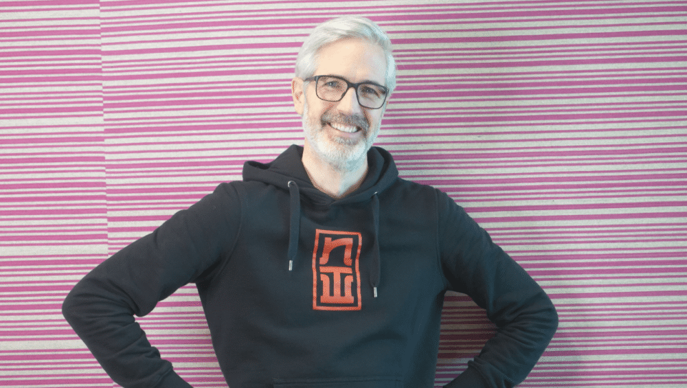 Porträt von Michael Bridge, Teammitglied von zentroom, vor einem modernen Coworking Space-Hintergrund.