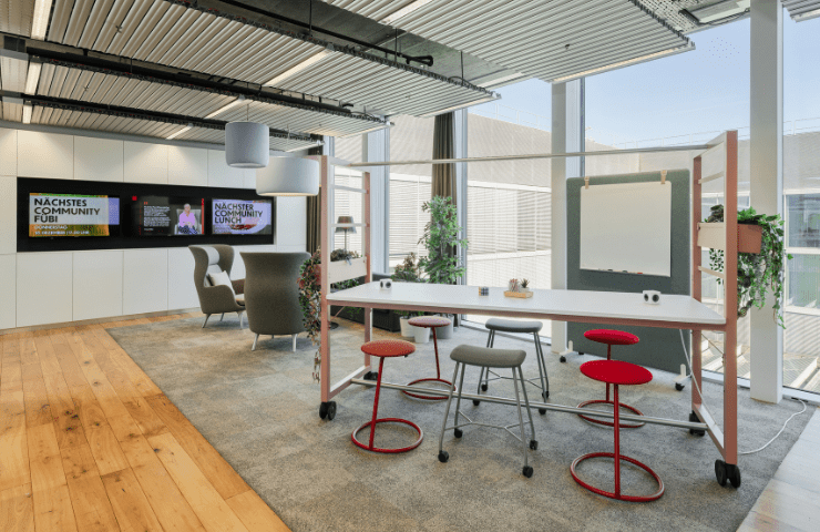 Empfangsbereich des zentroom Coworking Spaces mit modernem und einladendem Design