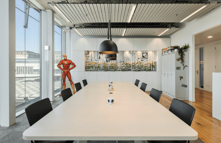 Empfangsbereich des zentroom Coworking Spaces mit modernem und einladendem Design